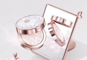 コスメデコルテ“年に1度”究極のフェイスパウダー、花々と蝶が舞うコンパクトで