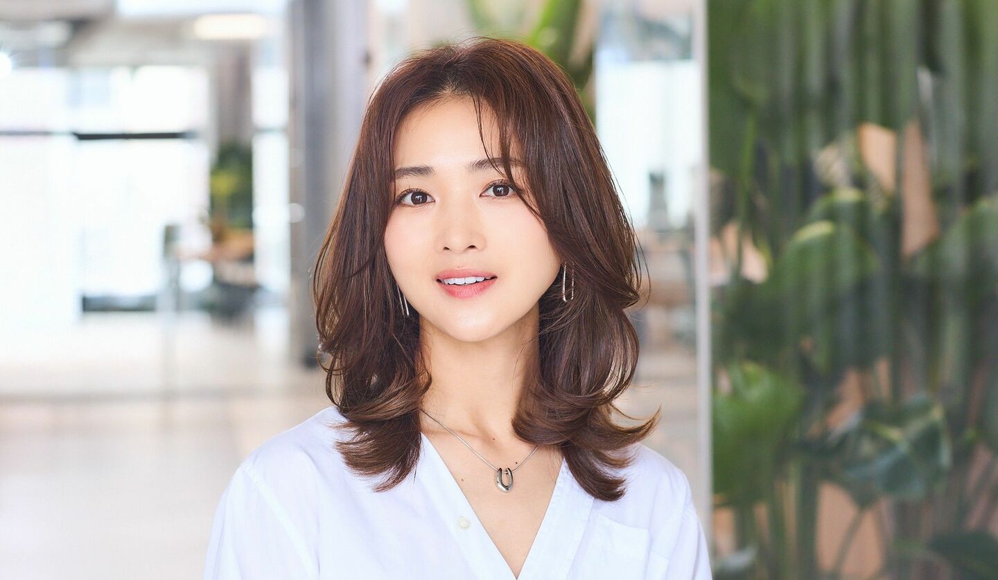 【丸顔×ミディアムヘア】顔周りに動きのある3D縦長シルエットで今旬バランスに